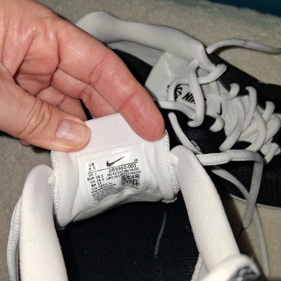 Nike Women’s Black & White Athletic Sneakers | Size 7.5 - Picture 8 of 8